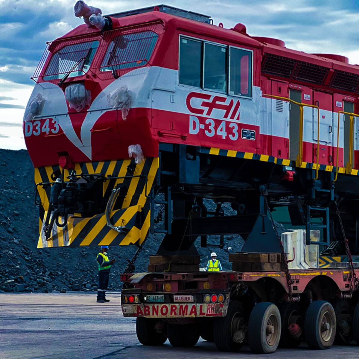 Locomotiva a ser transportada em operação de carga especial