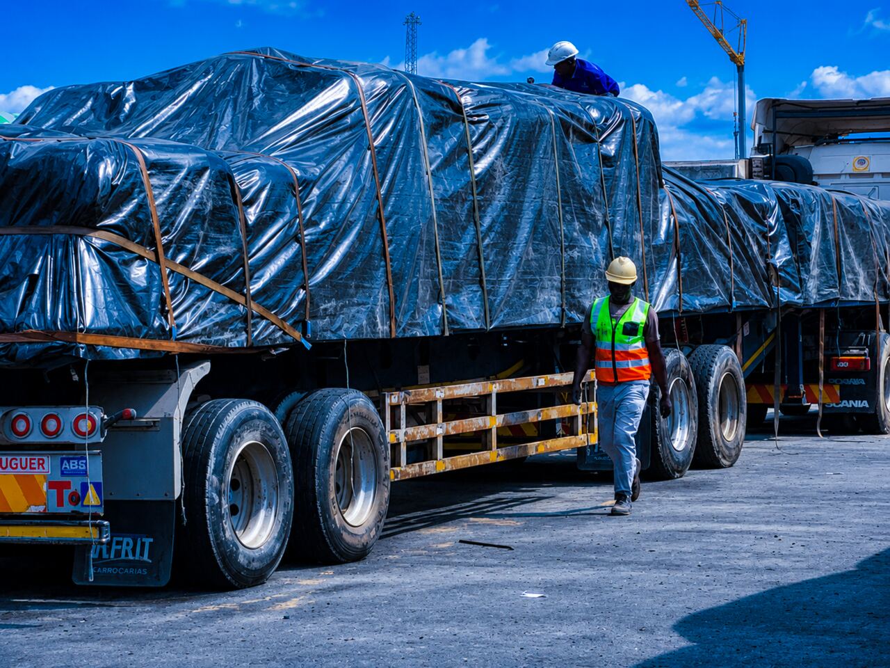 Camião com carga coberta pronto para transporte