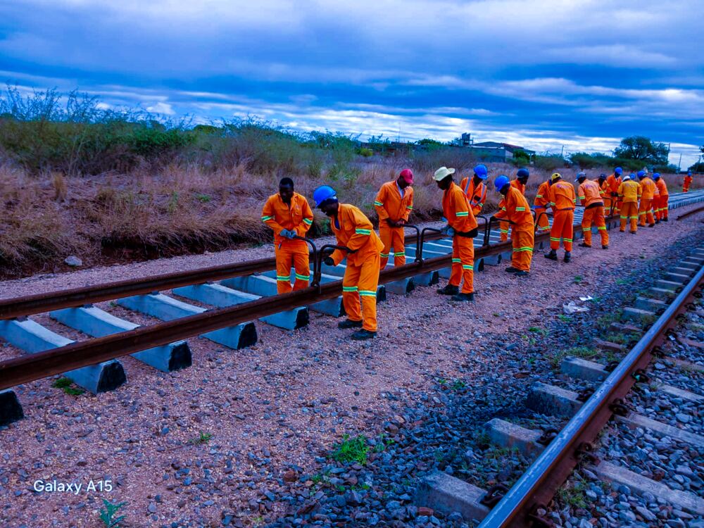 Equipa da Highlighter em uniforme laranja a trabalhar numa via férrea